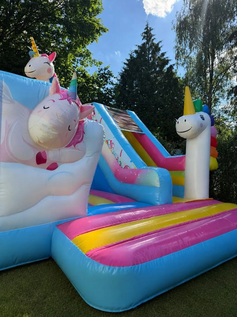 Einhorn-Hüpfburg „Einhornland mit Rutsche“ im Garten