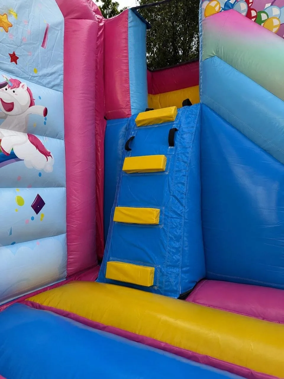 Einhorn-Hüpfburg — Innenraum mit Treppe