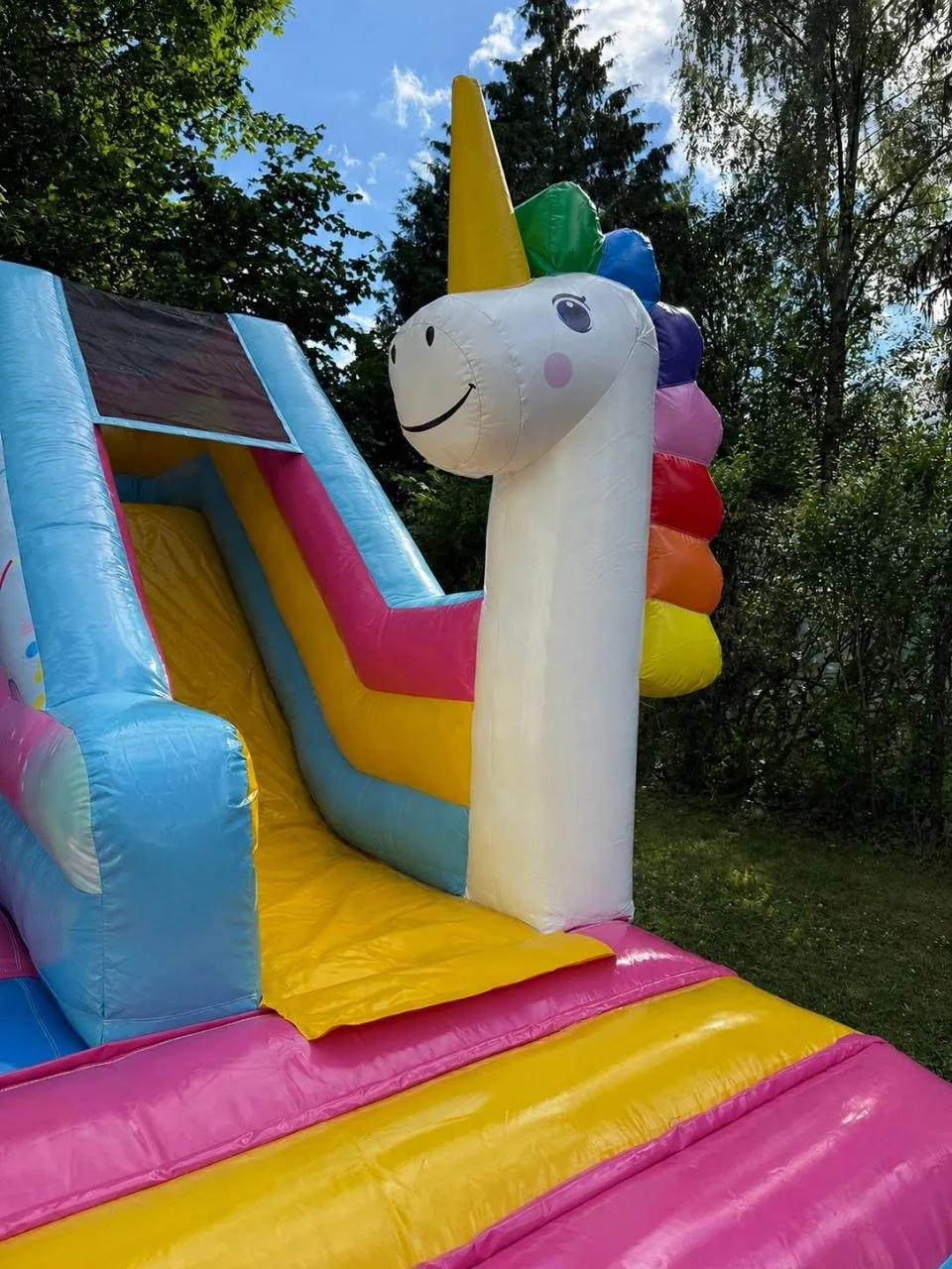 Einhorn-Hüpfburg — Rutsche von der Seite