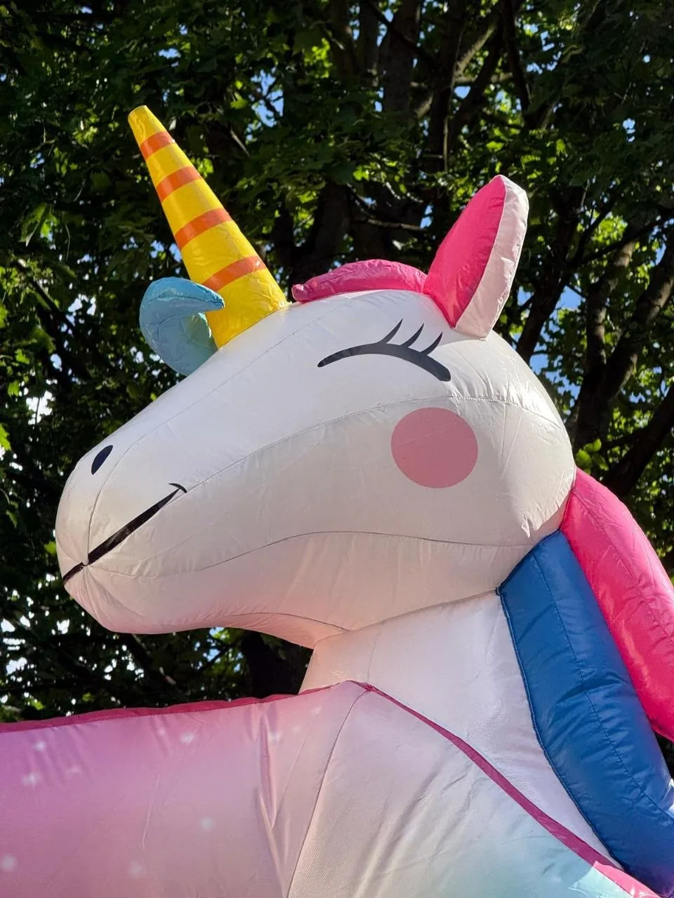 Einhorn-Hüpfburg — Einhorn-Kopf im Detail