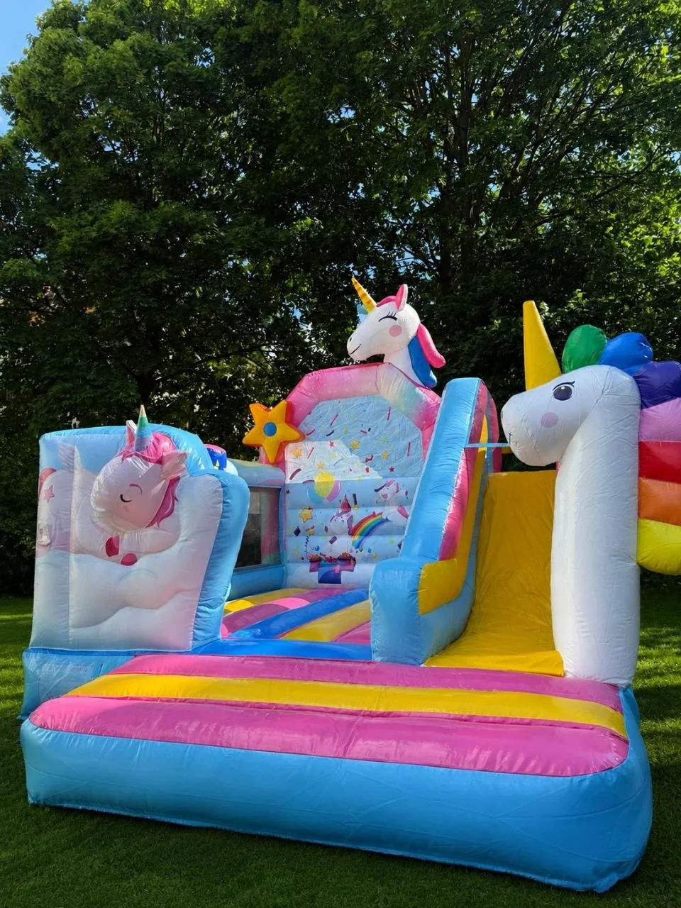 Einhorn-Hüpfburg — Gesamtansicht im Garten