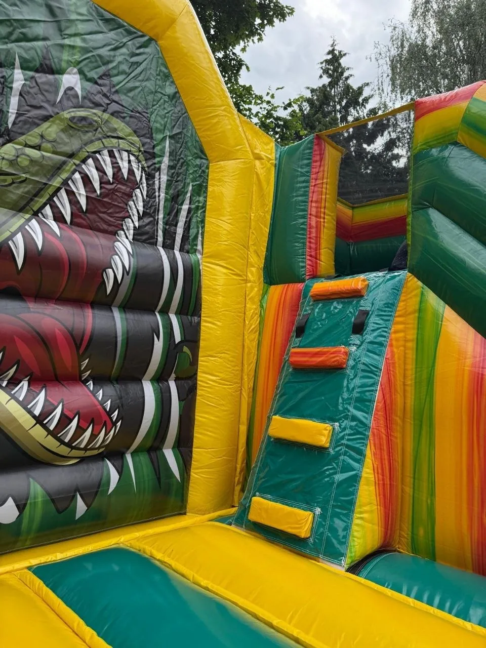 T-Rex-Hüpfburg — T-Rex-Kopf im Detail